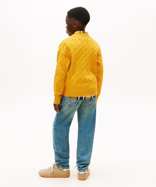 TOMMY HILFIGER（トミーヒルフィガー）の「BOYS ケーブルクレストクルーネックセーター（ニット/セーター・キッズ・イエロー× ブルー/グリーン・130cm/140cm/150cm/160cm）」の9枚目の写真