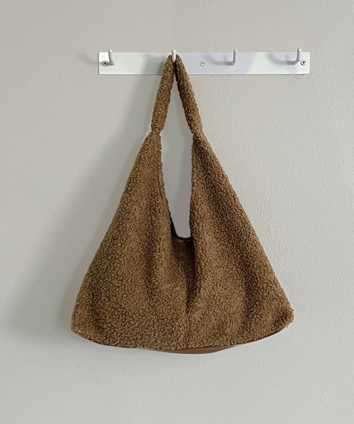 by muni:r（バイ ムニール）の「プードルファー ショルダーバッグ＆レザーポーチセット（ショルダーバッグ・レディース・ブラウン/アイボリー/カーキ/ライトブラウン・FREE）」の4枚目の写真