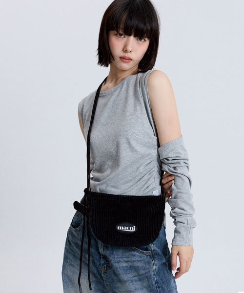 MACNI(マクニ)の「CORDUROY MOON BAG BLACK(メッセンジャーバッグ・レディース・その他・FREE)」の1枚目の写真