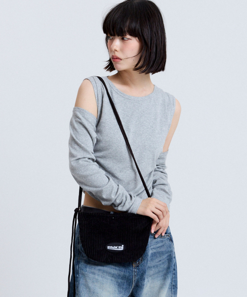 MACNI(マクニ)の「CORDUROY MOON BAG BLACK(メッセンジャーバッグ・レディース・その他・FREE)」の4枚目の写真