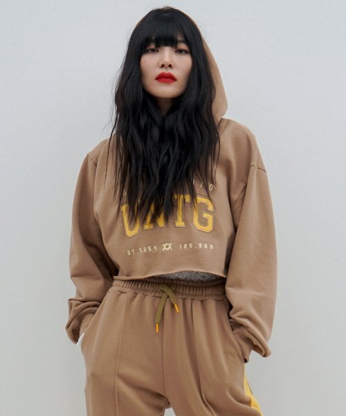 UNTAGE（アンテージ）の「ロゴ刺繍クロップフードスウェットシャツ[ブラウン(ユニセックス)]_UTT-FH06（パーカー・レディース・その他・FREE）」の2枚目の写真