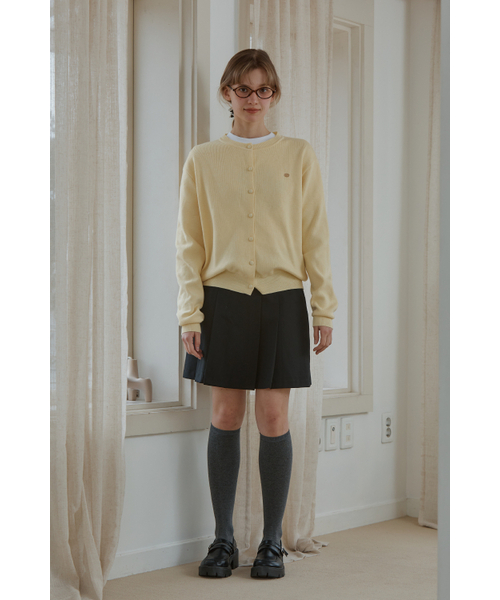 ANOETIC(アノエティック)の「GOLD LOGO CLASSIC PLEATS SKIRT_BLACK(スカート・レディース・ブラック・SMALL/MEDIUM)」の2枚目の写真