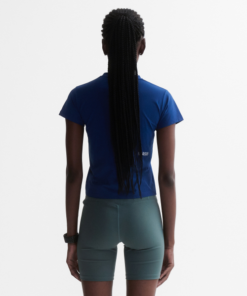 MENASOO(ミナス)の「VENODE Small Track Logo Active Tshirts_Blue (Crop Fit)(Tシャツ/カットソー・レディース・ブルー・1/2)」の4枚目の写真