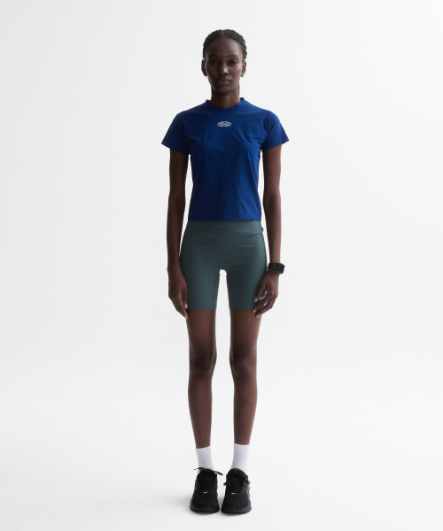 MENASOO(ミナス)の「VENODE Small Track Logo Active Tshirts_Blue (Crop Fit)(Tシャツ/カットソー・レディース・ブルー・1/2)」の5枚目の写真