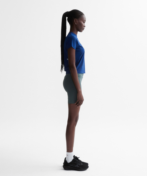 MENASOO(ミナス)の「VENODE Small Track Logo Active Tshirts_Blue (Crop Fit)(Tシャツ/カットソー・レディース・ブルー・1/2)」の7枚目の写真
