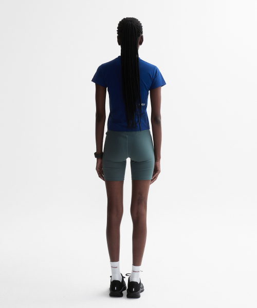 MENASOO(ミナス)の「VENODE Small Track Logo Active Tshirts_Blue (Crop Fit)(Tシャツ/カットソー・レディース・ブルー・1/2)」の8枚目の写真