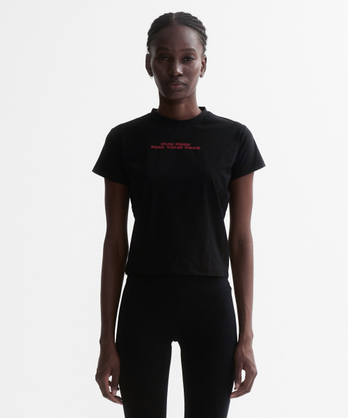MENASOO(ミナス)の「VENODE Runfree Crop Tshirts_Black (Crop Fit)(Tシャツ/カットソー・レディース・ブラック・1/2)」の2枚目の写真