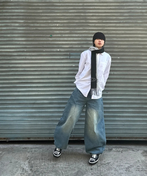 AOTT(アンアウトピット)の「ウォッシュドバンディングビッグバルーンデニムパンツライトブルー(デニムパンツ・レディース・その他・MEDIUM/LARGE/X-LARGE/SMALL)」の2枚目の写真