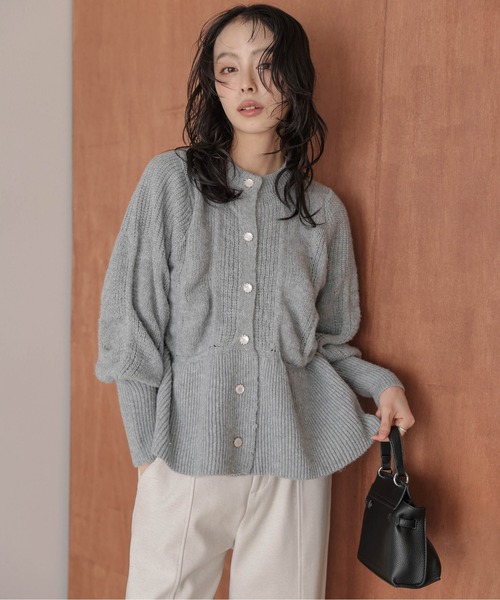 SUGAR BISKET(シュガービスケット)の「モヘヤタッチ ペプラムニットカーディガン(ニット/セーター・レディース・グレー/ブラック/アイボリー/ブラウン・フリー)」の4枚目の写真