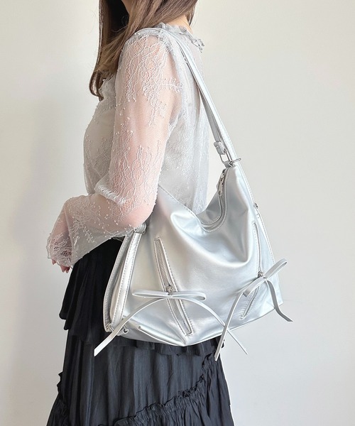 apres jour(アプレジュール)の「【apres jour×ARIAZ】2WAYリボンデザインバッグ(ショルダーバッグ・レディース・オフホワイト/ブラック/ライトピンク/シルバー・FREE)」の4枚目の写真