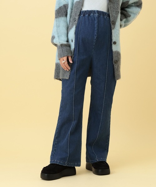 LEPSIM（レプシィム）の「【産前・産後対応】マタニティ／裏起毛デニムフレアパンツ　625611（マタニティウェア/グッズ・レディース・ライトブルー/ブルー・FREE）」の3枚目の写真