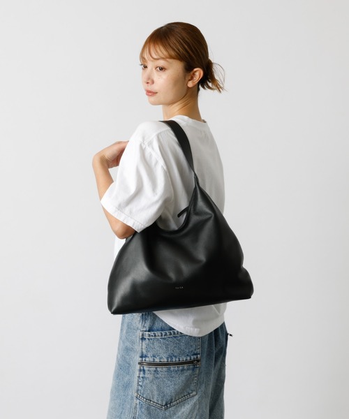 YArKA(ヤーカ)の「【YArKA/ヤーカ】ワンハンドルデザインビッグバッグ / 本革 / レザー / ブラック【WEB限定】(トートバッグ・レディース・ブラック・フリー)」の4枚目の写真