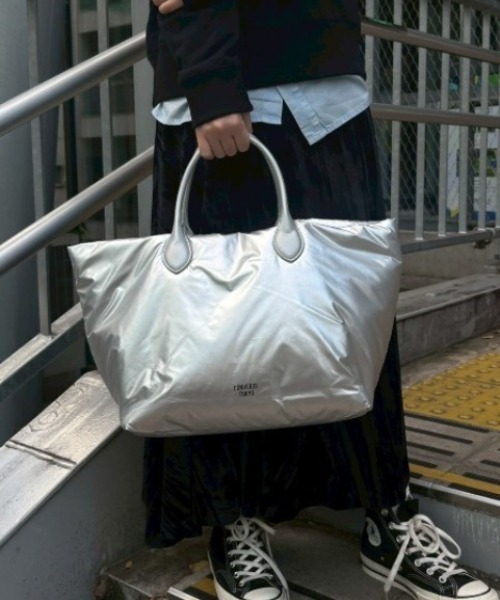 CONVERSE TOKYO(コンバーストウキョウ)の「PADDED 2WAY TOTE BAG(ショルダーバッグ・レディース・シルバー・FREE)」の1枚目の写真