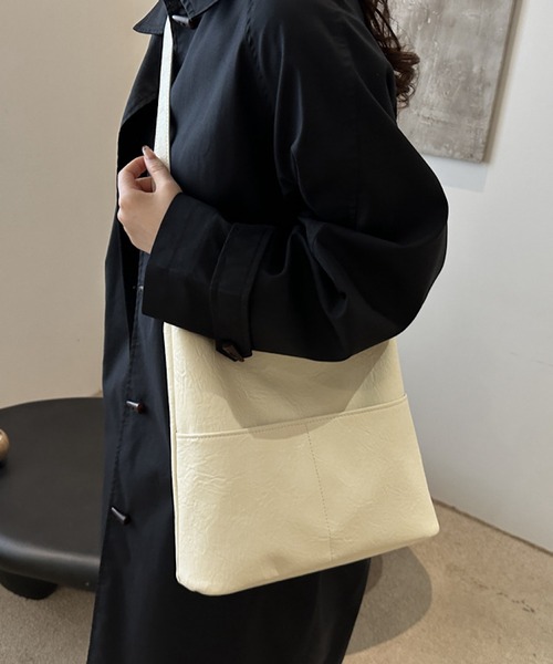 VIBGYOR(ヴィブジョー)の「urbanfemine./合成皮革 ポケット ワンショルダー 軽量 ショルダー バッグ U7606(ショルダーバッグ・レディース・ダークブラウン/ホワイト/ブラウン/ブラック・FREE)」の2枚目の写真