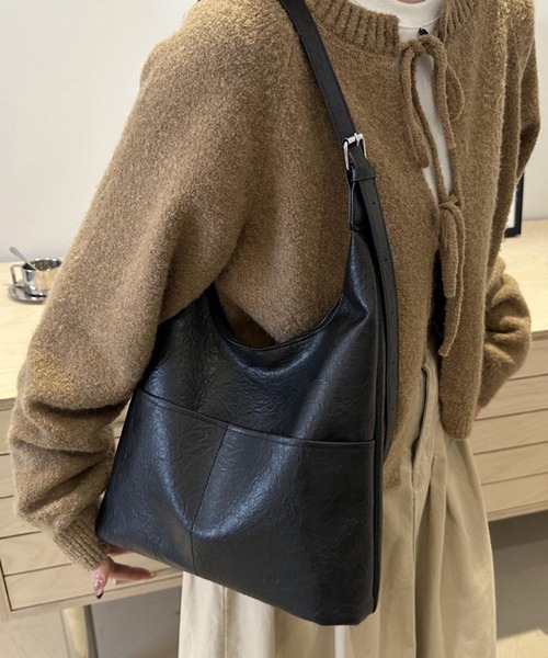 VIBGYOR(ヴィブジョー)の「urbanfemine./合成皮革 ポケット ワンショルダー 軽量 ショルダー バッグ U7606(ショルダーバッグ・レディース・ダークブラウン/ホワイト/ブラウン/ブラック・FREE)」の3枚目の写真
