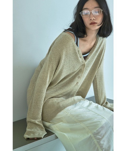 marjour（マージュール）の「NUANCE OVERSIZED HENRY KNIT（ニット/セーター・レディース・グレー/ベージュ・M）」の16枚目の写真
