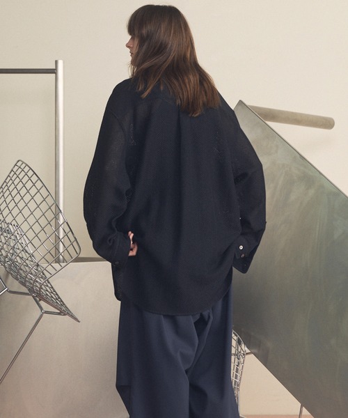 MAISON SPECIAL（メゾンスペシャル）の「《UNISEX》Gima Mesh Russell Maxi Regular Collar Shirts Coat/ギマメッシュラッセルプライムオーバーシャツコート【MAISON SPECIAL/メゾンスペシャル】（シャツ/ブラウス・メンズ・サックスブルー/グレイッシュベージュ/ブラック・2/1/0）」の11枚目の写真
