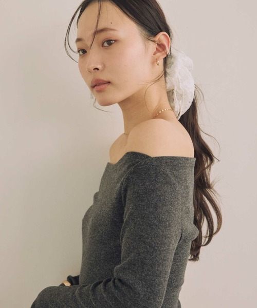 ACYM(アシーム)の「カフスリーブオフショルニット(ニット/セーター・レディース・チャコールグレー/アイボリー/ピンク・FREE)」の11枚目の写真