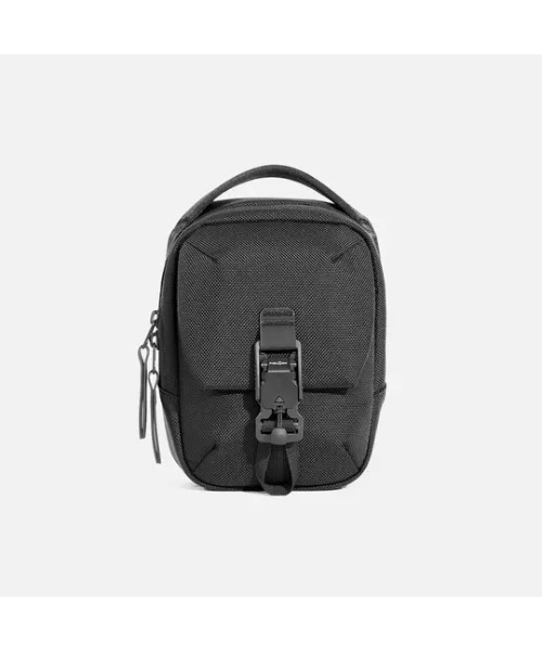 Aer（エアー）の「AER　Street Sling　/　AER-21075（ショルダーバッグ・メンズ・ブラック・FREE）」の2枚目の写真