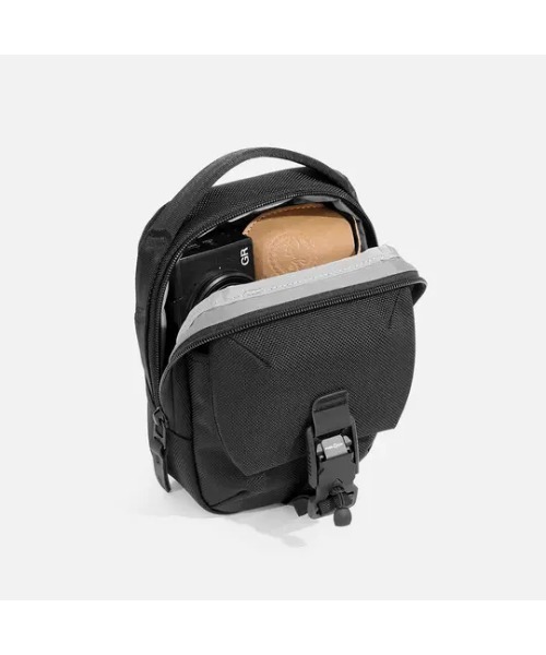 Aer（エアー）の「AER　Street Sling　/　AER-21075（ショルダーバッグ・メンズ・ブラック・FREE）」の11枚目の写真