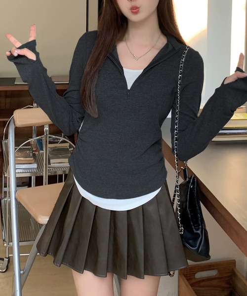 shopnikoniko(ショップニコニコ)の「レイヤード風 フィンガーホール付き ハーフジップロングTシャツ(Tシャツ/カットソー・レディース・ブラック/グレー・フリー)」の2枚目の写真