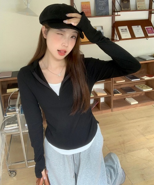 shopnikoniko(ショップニコニコ)の「レイヤード風 フィンガーホール付き ハーフジップロングTシャツ(Tシャツ/カットソー・レディース・ブラック/グレー・フリー)」の3枚目の写真