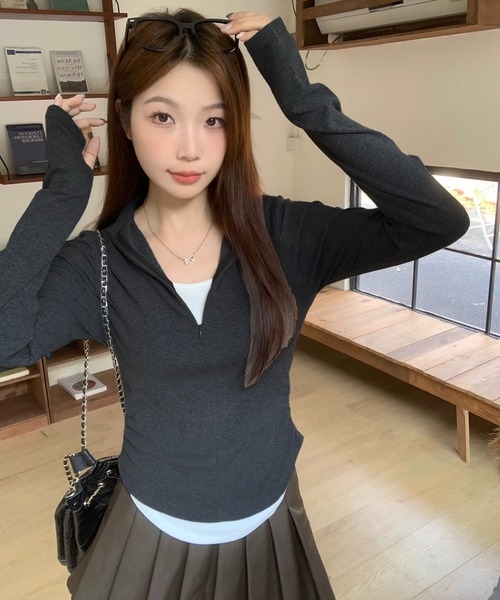 shopnikoniko(ショップニコニコ)の「レイヤード風 フィンガーホール付き ハーフジップロングTシャツ(Tシャツ/カットソー・レディース・ブラック/グレー・フリー)」の5枚目の写真