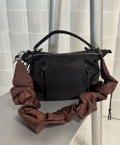 Ameri（アメリ）の「MEDI PUFFY TWIN FORM NYLON BAG（ショルダーバッグ・レディース・ベージュ/ブラック/カーキ・FREE）」の2枚目の写真