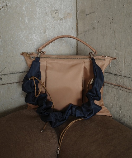 Ameri（アメリ）の「MEDI PUFFY TWIN FORM NYLON BAG（ショルダーバッグ・レディース・ベージュ/ブラック/カーキ・FREE）」の6枚目の写真