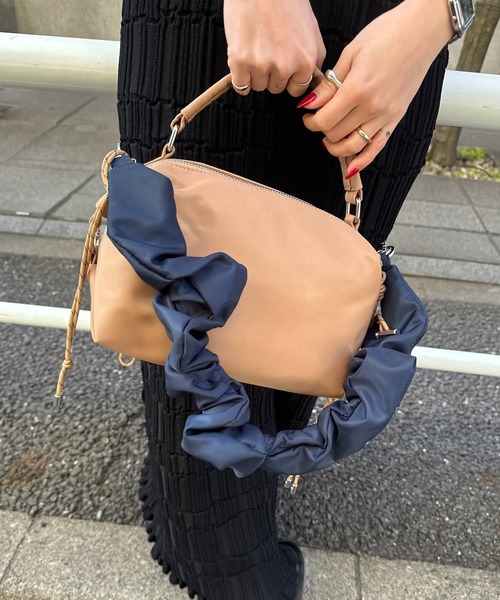 Ameri（アメリ）の「MEDI PUFFY TWIN FORM NYLON BAG（ショルダーバッグ・レディース・ベージュ/ブラック/カーキ・FREE）」の11枚目の写真
