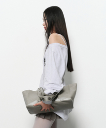DIAGONAL（ダイアゴナル）の「FUNKY SQUARE SHOULDER BAG (light grey)（ショルダーバッグ）」