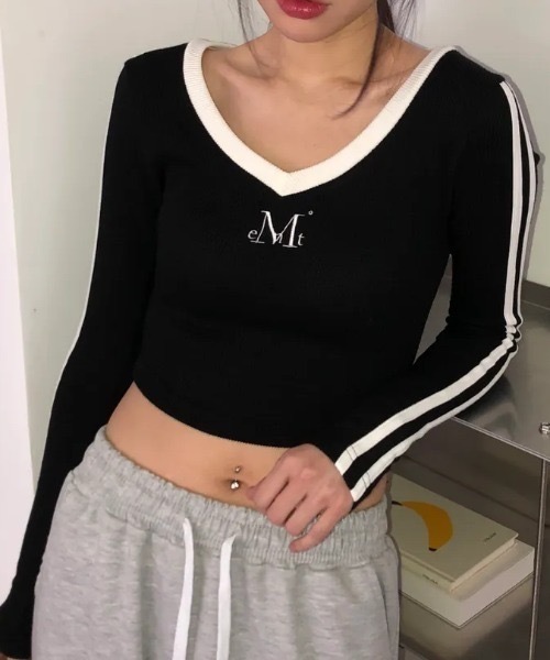 MUCENT(ムセント)の「【MUCENT】ブランド直輸入正規品/MUCENT/BINDING TRACK LINE V-NECK T(Tシャツ/カットソー・レディース・ブラック/ネイビー/グレー・FREE)」の1枚目の写真