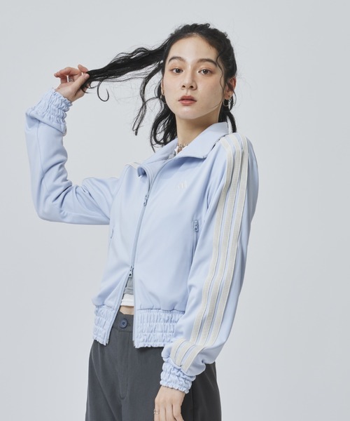 adidas(アディダス)の「【別注】アディダス adidas W SMOCKED TRACKTOP AP 限定コラボ(ジャージ・レディース・ブルー/オフホワイト/ブラック・M/L/XL/S)」の4枚目の写真