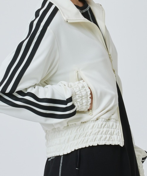 adidas(アディダス)の「【別注】アディダス adidas W SMOCKED TRACKTOP AP 限定コラボ(ジャージ・レディース・ブルー/オフホワイト/ブラック・M/L/XL/S)」の20枚目の写真