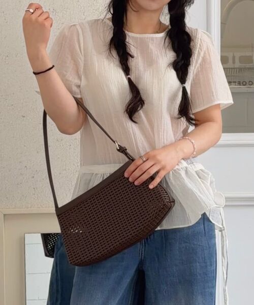 MUSINSA STANDARD WOMAN（ムシンサスタンダードウーマン）の「ウィメンズネットウィービングショルダーバッグ[ダークブラウン]（ショルダーバッグ・レディース・その他・FREE）」の19枚目の写真