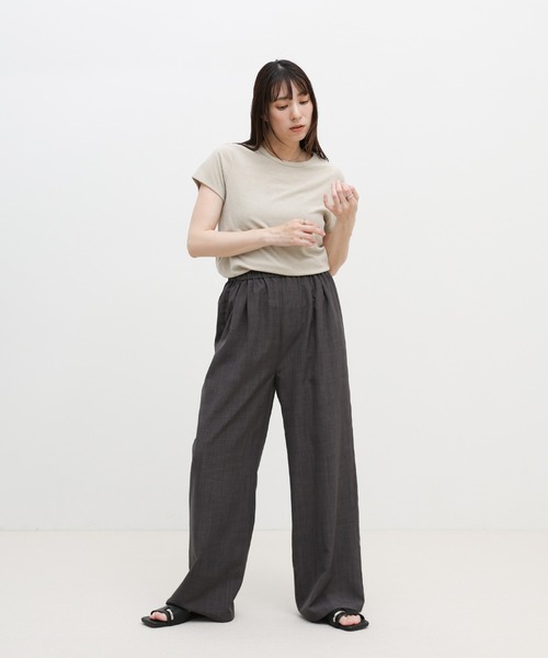 select MOCA(セレクトモカ)の「ウエストギャザーストレートリラックスパンツ【接触冷感/セットアップ対応】(その他パンツ・レディース・ベージュ/チャコールグレー・LARGE/MEDIUM)」の4枚目の写真