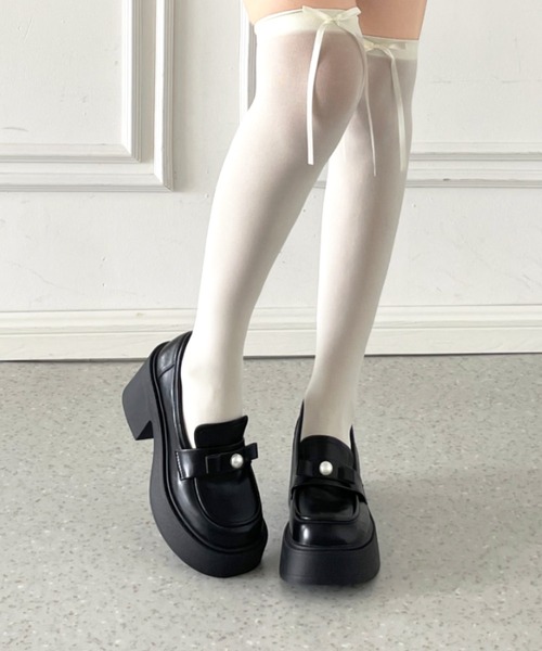 Shoes in Closet(シューズインクローゼット)の「【新入荷】+8.0㎝ 軽量 厚底 スクエアトゥ パール付きリボン アクセント ローファー 486(ローファー・レディース・ブラック/ダークブラウン・L/LL/S/M)」の1枚目の写真