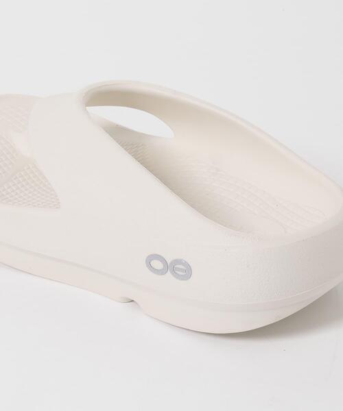 OOFOS(ウーフォス)の「OOFOS OORIGINAL+(サンダル・レディース・ホワイト/ブラック・8/6/7)」の4枚目の写真