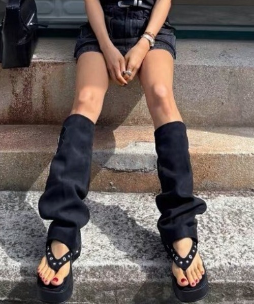 Vipoa(ヴィポア)の「Suede belted boots tongs sandal(サンダル・レディース・ブラック/ベージュ・MEDIUM/SMALL/LARGE)」の22枚目の写真