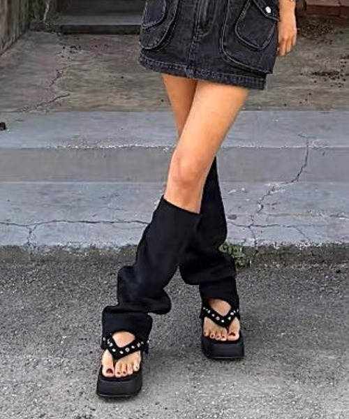 Vipoa(ヴィポア)の「Suede belted boots tongs sandal(サンダル・レディース・ブラック/ベージュ・MEDIUM/SMALL/LARGE)」の14枚目の写真