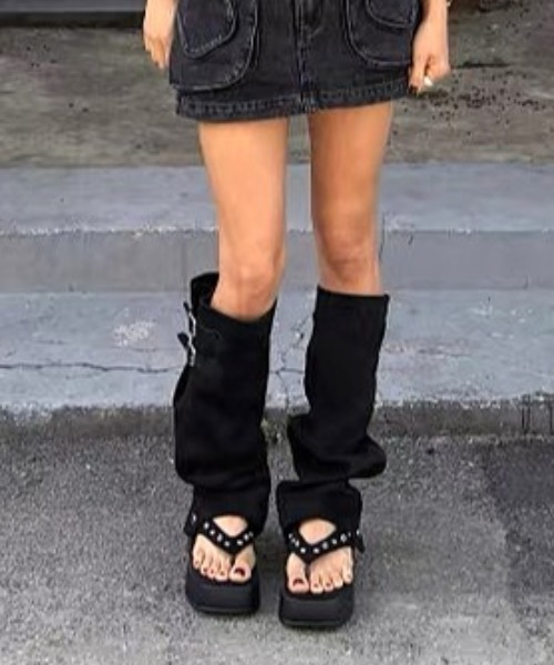 Vipoa(ヴィポア)の「Suede belted boots tongs sandal(サンダル・レディース・ブラック/ベージュ・MEDIUM/SMALL/LARGE)」の13枚目の写真
