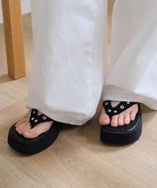 Vipoa(ヴィポア)の「Suede belted boots tongs sandal(サンダル・レディース・ブラック/ベージュ・MEDIUM/SMALL/LARGE)」の5枚目の写真