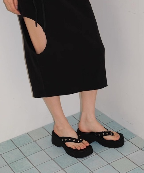 Vipoa(ヴィポア)の「Suede belted boots tongs sandal(サンダル・レディース・ブラック/ベージュ・MEDIUM/SMALL/LARGE)」の10枚目の写真