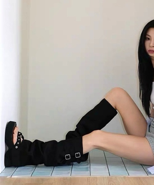 Vipoa(ヴィポア)の「Suede belted boots tongs sandal(サンダル・レディース・ブラック/ベージュ・MEDIUM/SMALL/LARGE)」の8枚目の写真