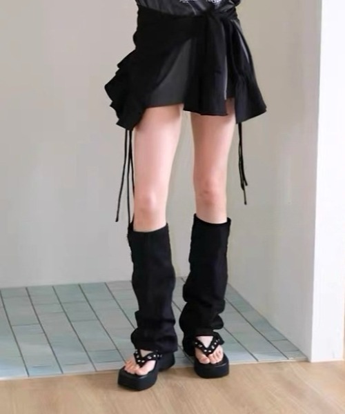 Vipoa(ヴィポア)の「Suede belted boots tongs sandal(サンダル・レディース・ブラック/ベージュ・MEDIUM/SMALL/LARGE)」の6枚目の写真