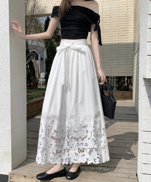 AMAJI(アマジ)の「レース切替 カットワーク刺繍 リボン付き ミモレ丈 スカート(スカート・レディース・ホワイト/ブラック・MEDIUM/SMALL)」の1枚目の写真