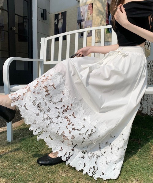 AMAJI(アマジ)の「レース切替 カットワーク刺繍 リボン付き ミモレ丈 スカート(スカート・レディース・ホワイト/ブラック・MEDIUM/SMALL)」の3枚目の写真