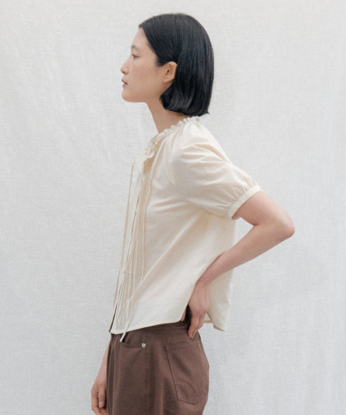 STEP AROUND（ステップアラウンド）の「Pintuck Strap Half Sleeve Blouse_LIGHT BEIGE（シャツ/ブラウス・レディース・その他・FREE）」の2枚目の写真