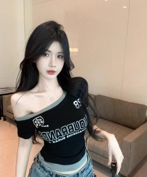 Ritzy(リッツィー)の「オフショルダー風 フィット感半袖 T シャツ(Tシャツ/カットソー・レディース・ブラック・M)」の1枚目の写真