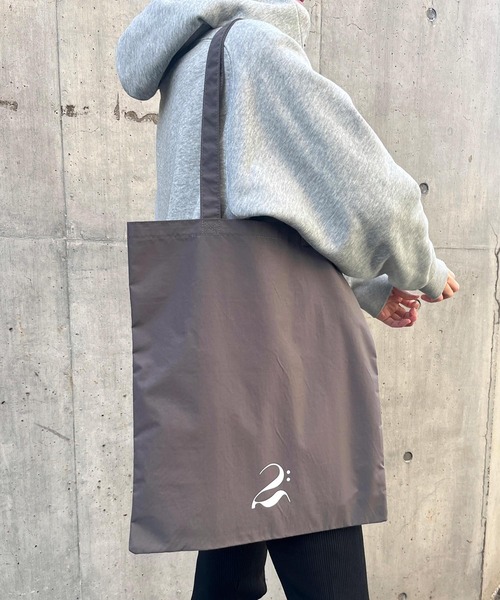 LE VERNIS(ル・ベルニ)の「LE VERNIS(ル・ベルニ)《A4サイズ対応》撥水Tote bag -DEUX-(ショルダーバッグ・レディース・グレー/ブラウン・FREE)」の2枚目の写真